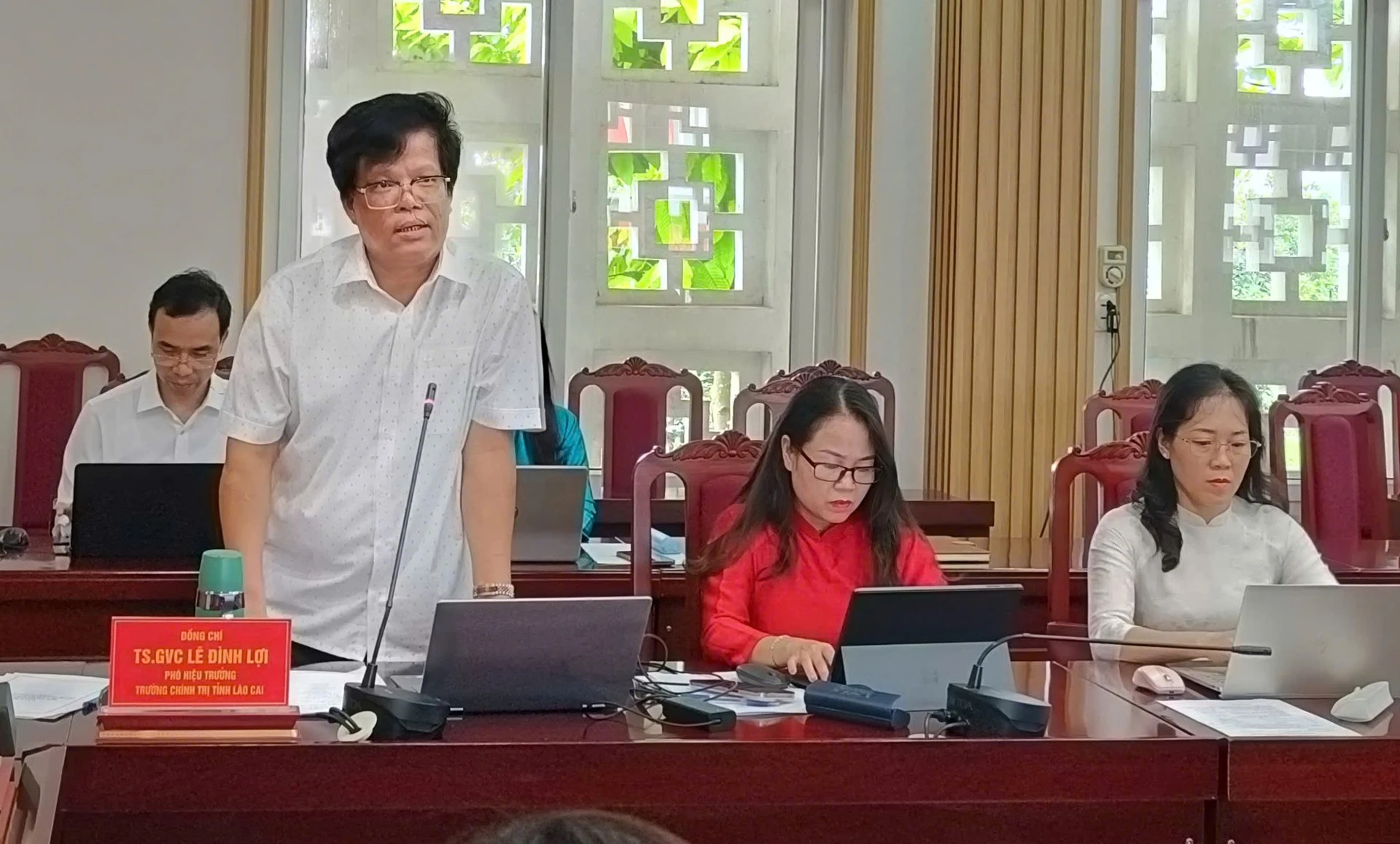 TS. Lê Đình Lợi - Phó Hiệu Trưởng Trường Chính trị tỉnh phát biểu tại hội thảo.