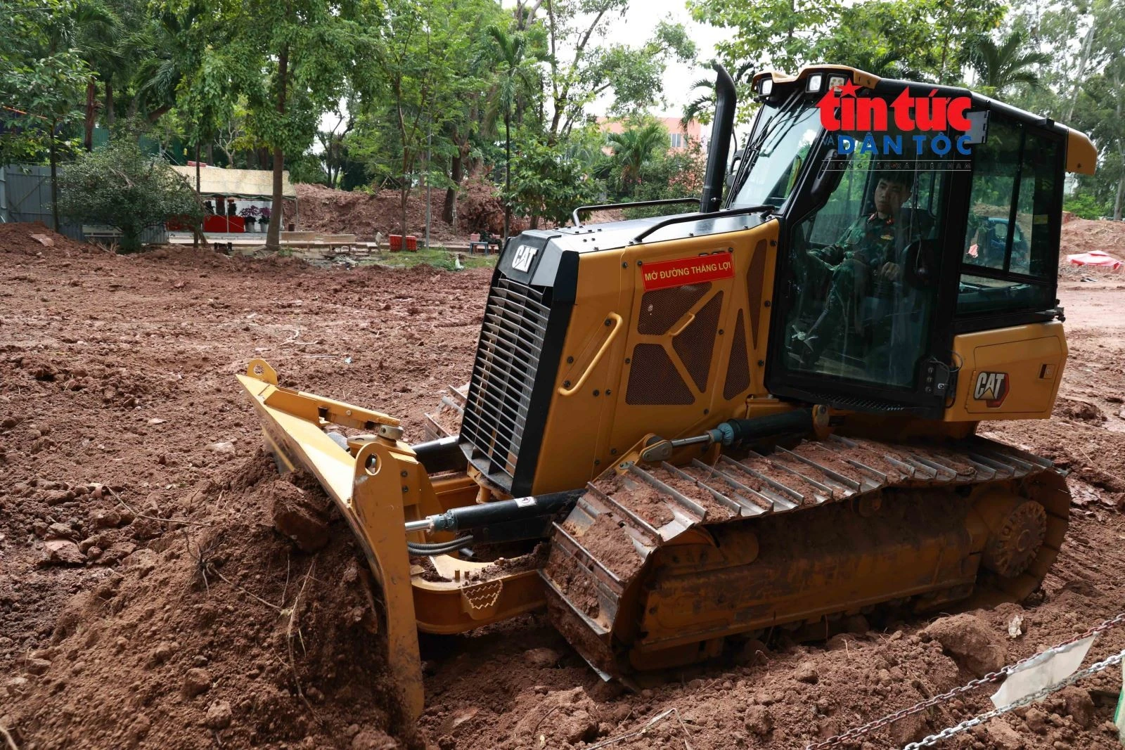 Các máy móc tham gia dọn dẹp đất phục vụ công tác tìm kiếm.