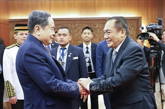 Chủ tịch Thượng viện Malaysia Dato' Awang Bemee Awang Ali Basah đón Chủ tịch Quốc hội Trần Thanh Mẫn.