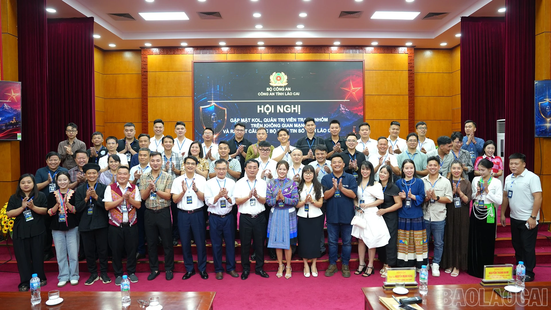 Các đại biểu chụp ảnh lưu niệm.