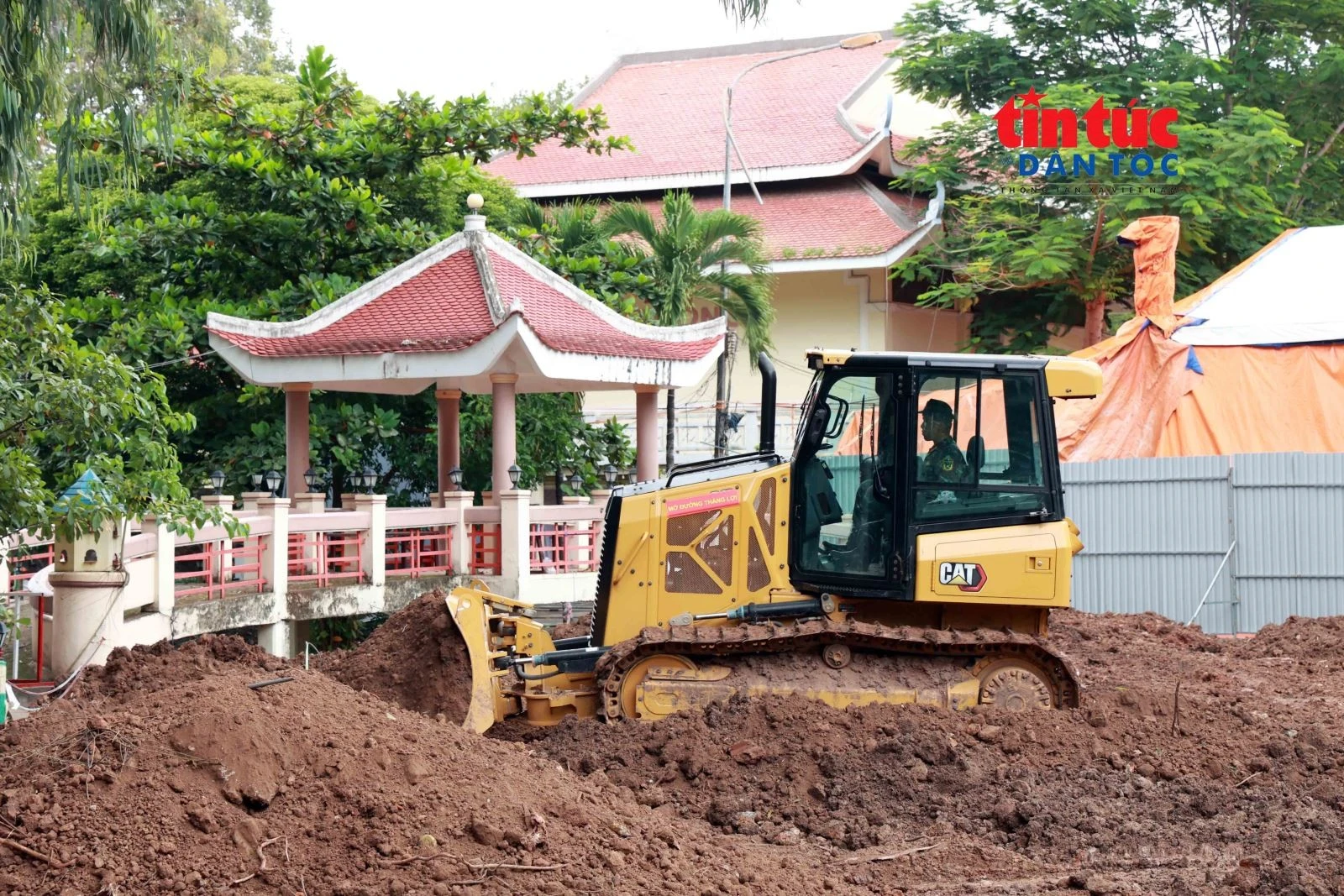 Các thiết bị máy móc phục vụ công tác vận chuyển đất phục vụ công tác tìm kiếm.