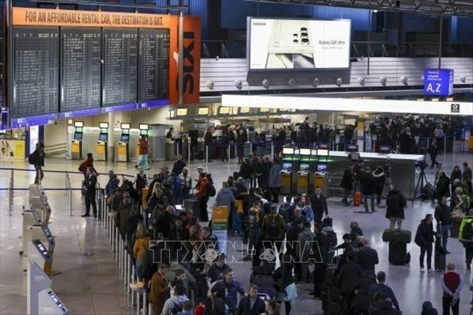 Hành khách tại sân bay Frankfurt, Đức.