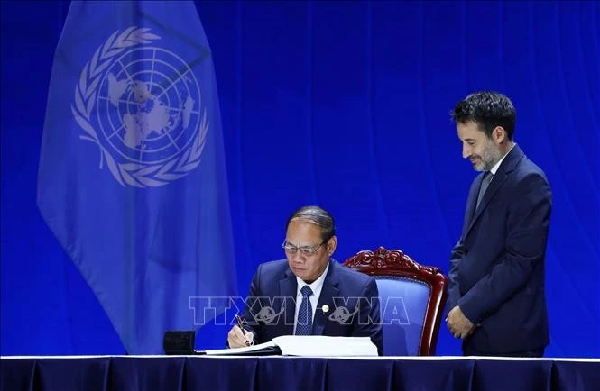 Đại diện CHDCND Lào ký Công ước của Liên hợp quốc về Chống tội phạm mạng.