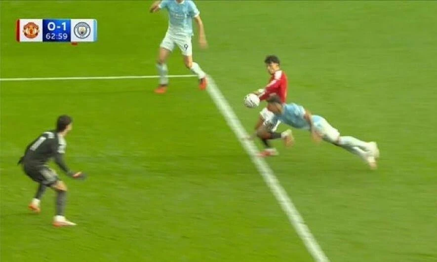 Tình huống Enzo Fernandez ở vị trí việt vị tham gia vào pha bóng dẫn tới bàn thắng của Erling Haaland trong trận Man Utd gặp Man City tại Ngoại hạng Anh ở Old Trafford, Manchester, Anh, ngày 13/9/2026. Ảnh: Sky Sports