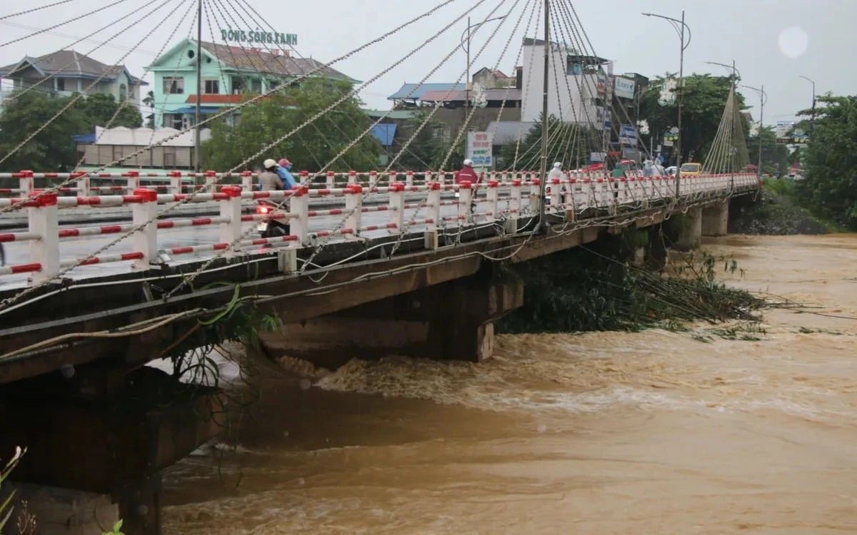 Mực nước sông Cầu tại cầu Gia Bẩy đang lên ở mức cao.