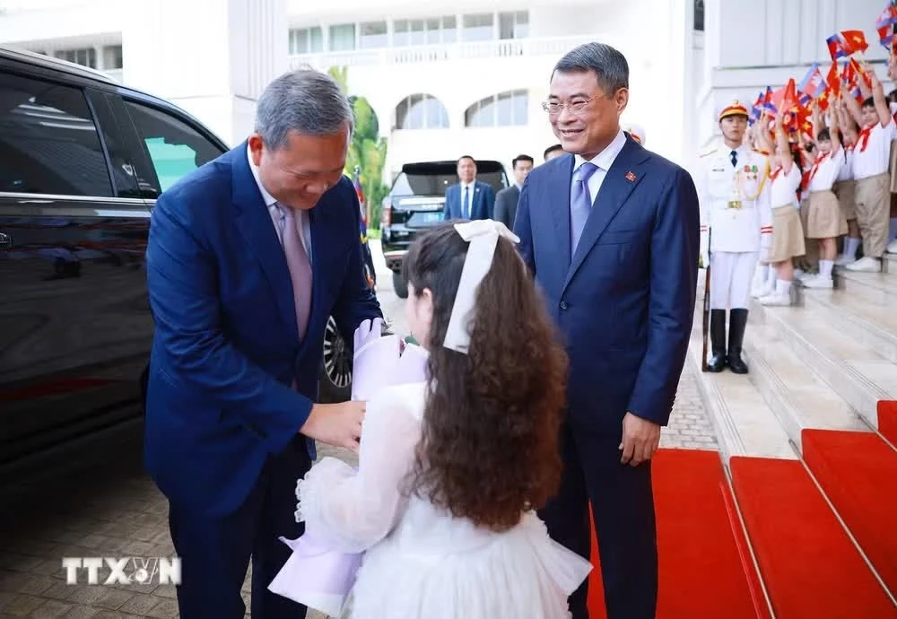 Thiếu nhi Thủ đô tặng hoa chào mừng Thủ tướng Campuchia Hun Manet thăm chính thức Việt Nam và tham dự Diễn đàn Tương lai ASEAN lần thứ ba. (Ảnh: Dương Giang/TTXVN)