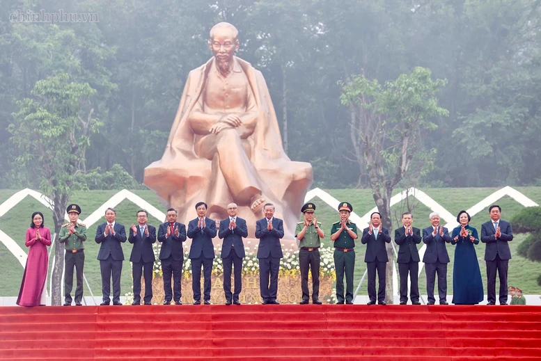 Tổng Bí thư, Chủ tịch nước Tô Lâm và các đại biểu bên Tượng đài "Bác Hồ với ngày hội non sông" - Ảnh: chinhphu.vn/Nhật Bắc