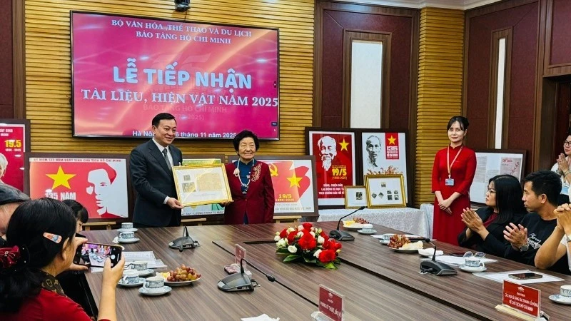 Bảo tàng Hồ Chí Minh tổ chức tiếp nhận các tài liệu, hiện vật. (Ảnh: PHƯƠNG LAN)