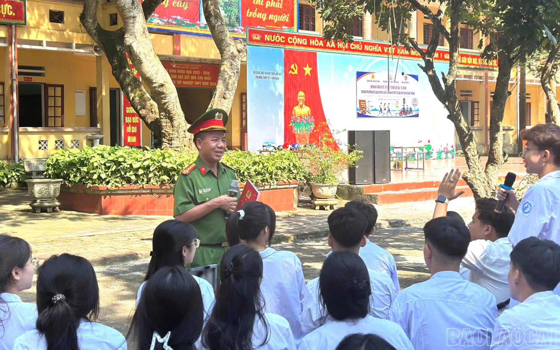 Công an xã Văn Bàn tuyên truyền pháp luật cho học sinh bằng các câu hỏi dễ hiểu, dễ nhớ.