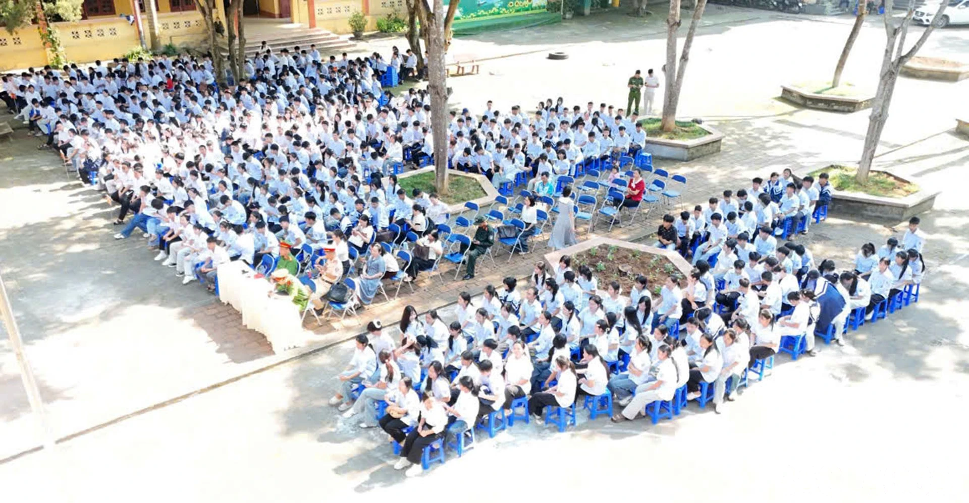 Gần 1.000 học sinh và giáo viên Trường THPT số 1 Văn Bàn lắng nghe tuyên truyền pháp luật.