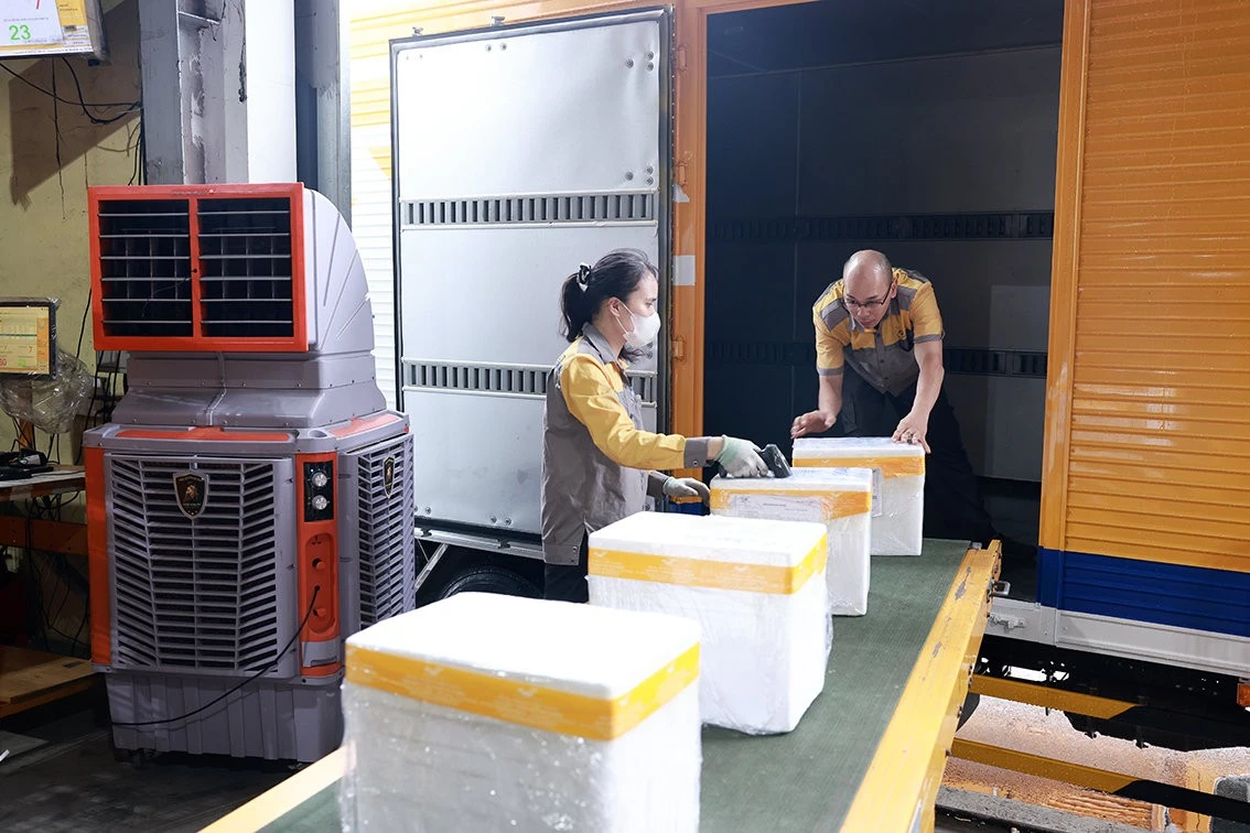 Bưu điện Việt Nam đã xây dựng quy trình vận chuyển riêng đối với mẫu sinh phẩm. Ảnh: Quốc Bảo