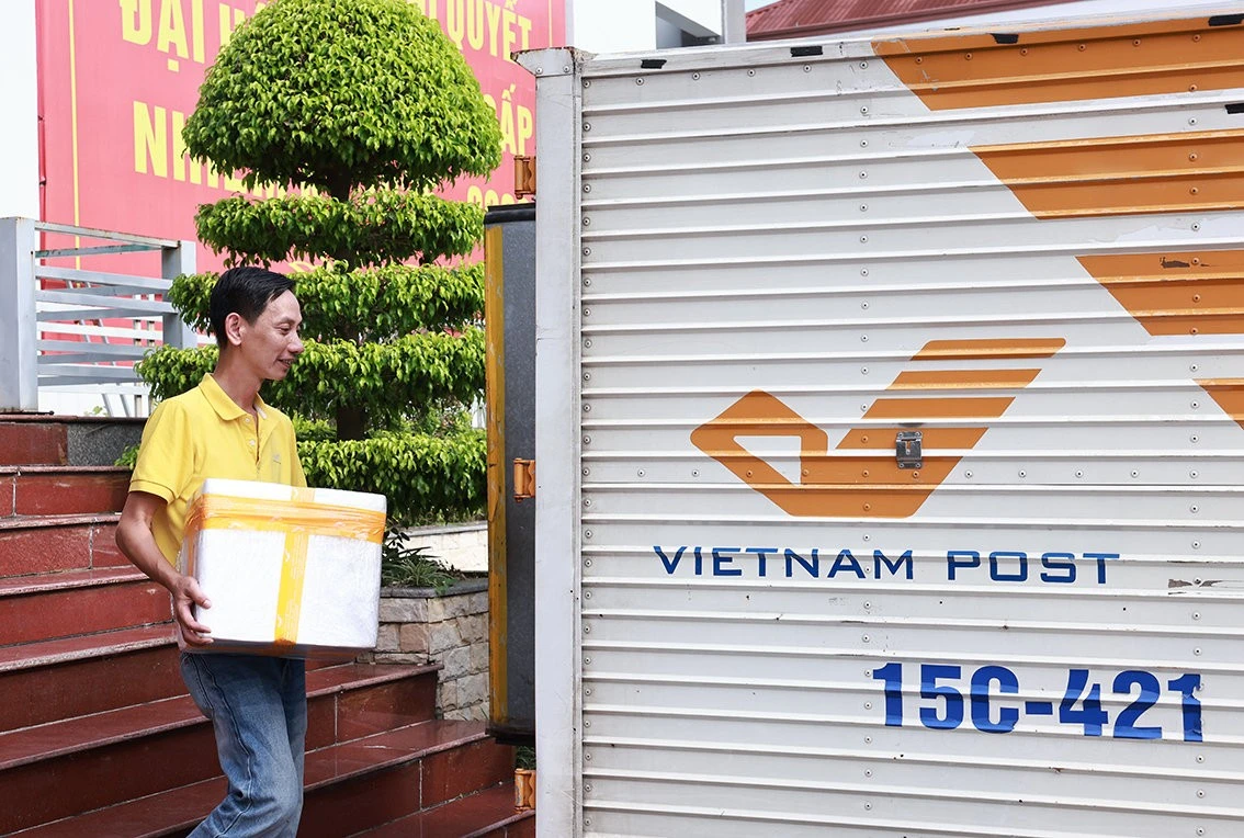 Bưu điện Việt Nam vận chuyển các mẫu sinh phẩm ADN theo hình thức chuyển phát nhanh siêu tốc. Ảnh: Q.B