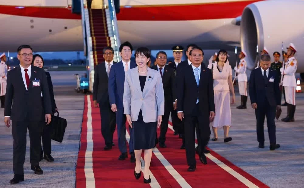 Lễ đón Thủ tướng Nhật Bản Takaichi Sanae tại sân bay Quốc tế Nội Bài, Hà Nội. (Ảnh: TTXVN)