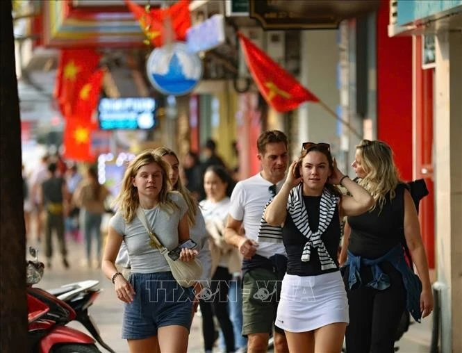 Du khách quốc tế tham quan phố cổ Hà Nội.