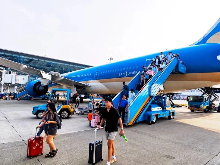 Hàng không cắt giảm chuyến bay nội địa do thiếu nhiên liệu.