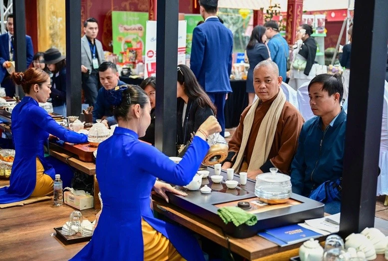 Du khách đến thưởng thức tinh hoa trà Việt.