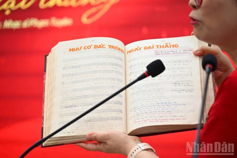 Bài hát "Như có Bác trong ngày đại thắng" trong cuốn sổ ghi các ca khúc của nhạc sĩ Phạm Tuyên.