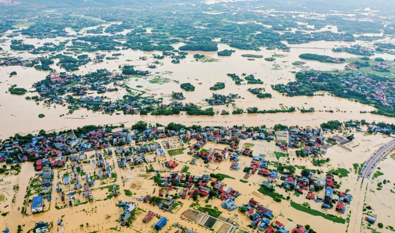 Lũ sông Cầu dâng cao gây ngập lụt nhiều phường ở Thái Nguyên.