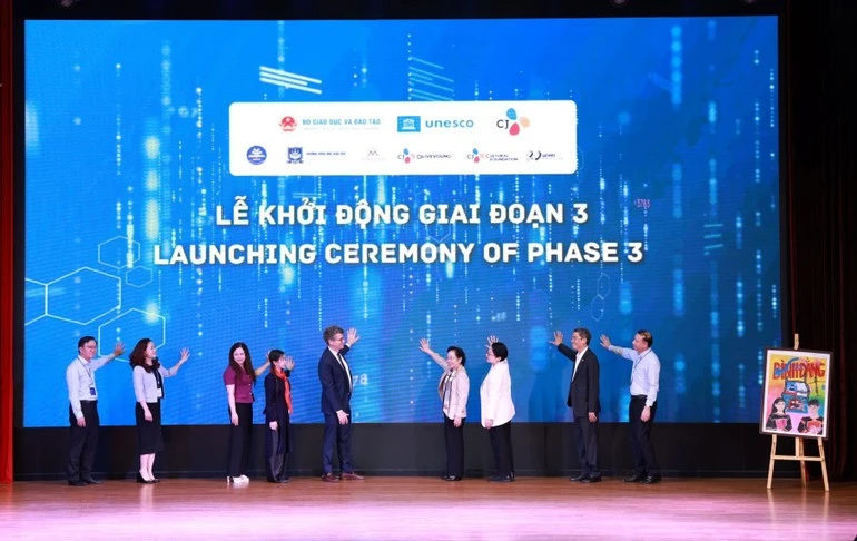 Các đại biểu nhấn nút khởi động giai đoạn 3 Dự án "Chúng tôi có thể".