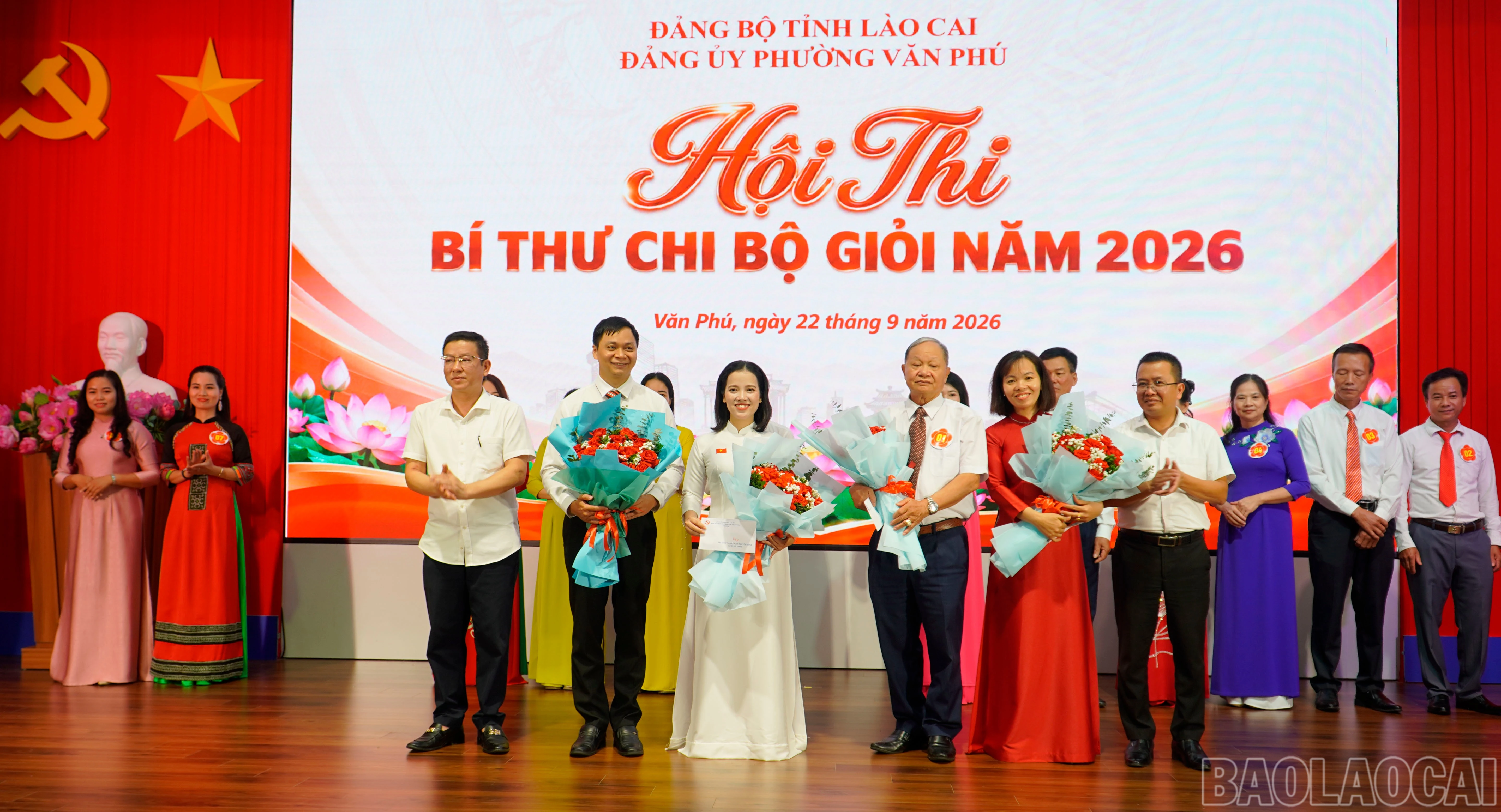 Ban tổ chức trao giải cho các thí sinh xuất sắc.
