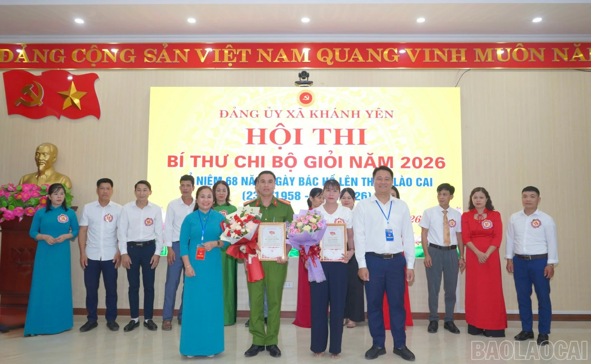 Ban tổ chức trao giải cho các thí sinh đoạt giải triển vọng.