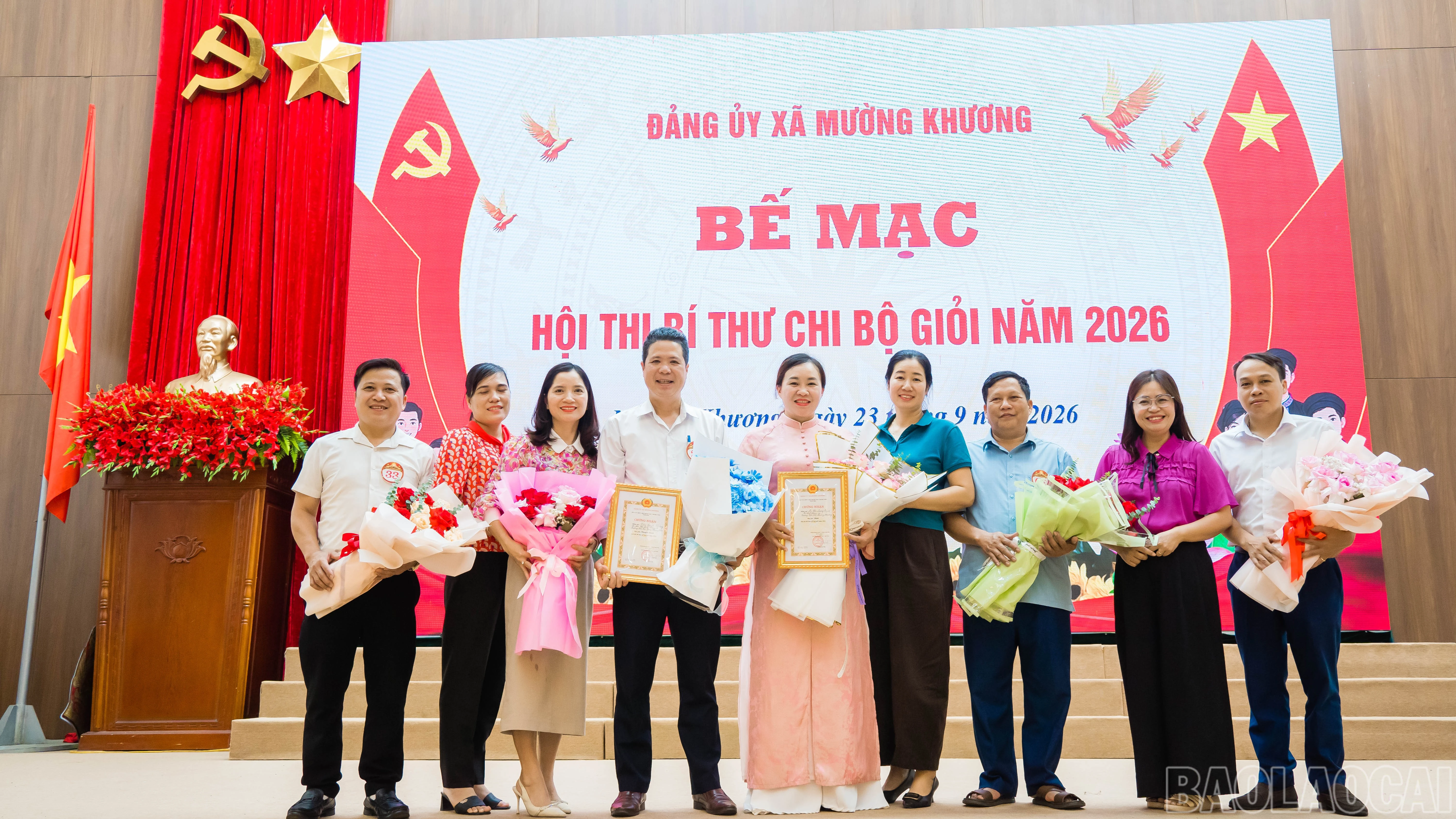 Ban tổ chức trao giải cho các thí sinh tham dự hội thi.
