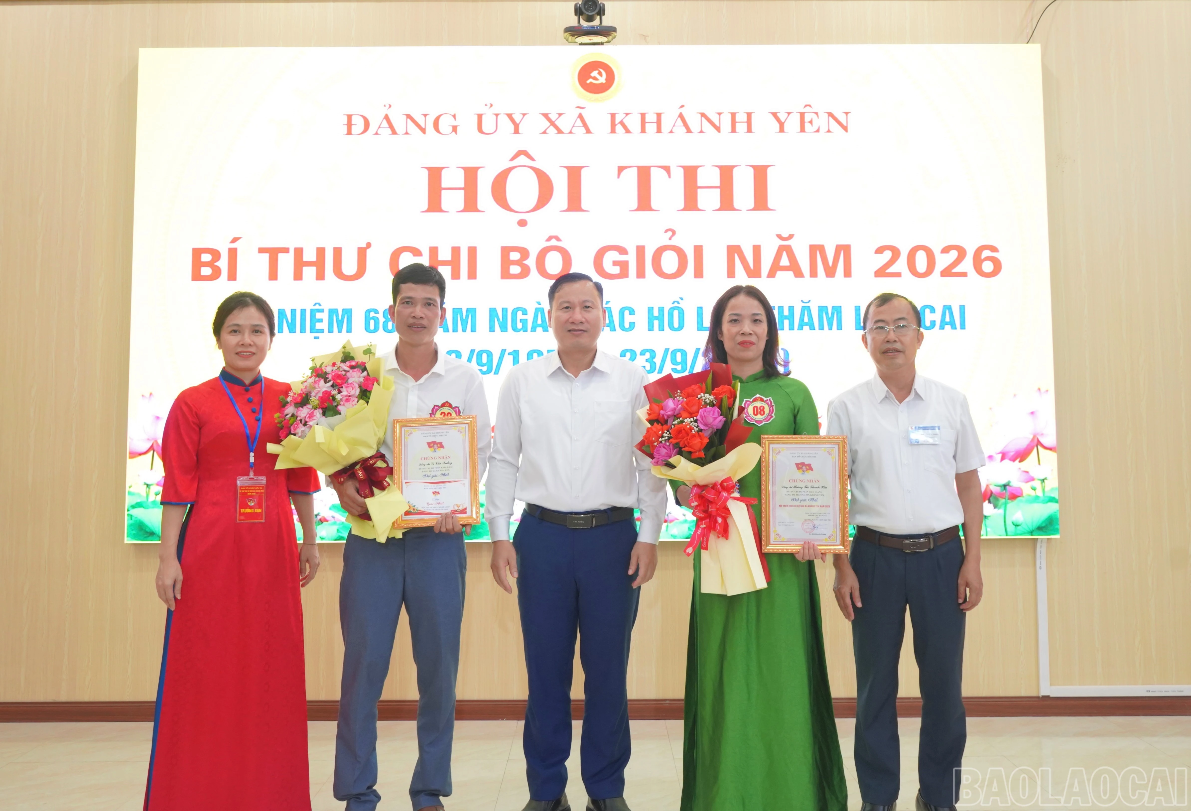 Ban tổ chức trao 2 giải Nhất cho 2 thí sinh xuất sắc.