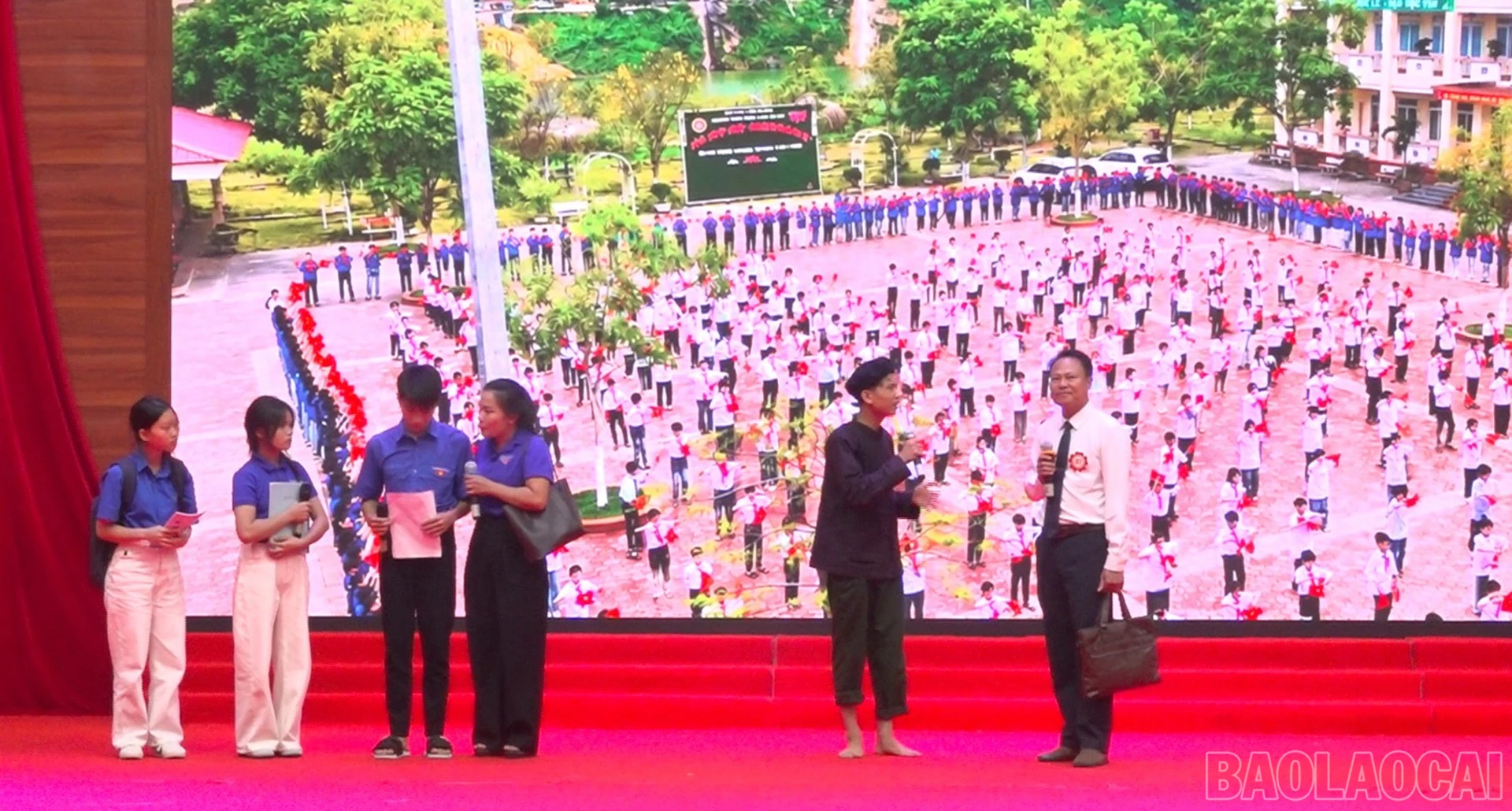 Các thí sinh thể hiện phần thi.