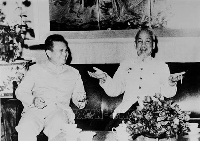 Chủ tịch Hồ Chí Minh tiếp và nói chuyện thân mật với đồng chí Kaysone Phomvihane, Trưởng đoàn đại biểu Đảng và Mặt trận Lào yêu nước sang thăm hữu nghị Việt Nam (năm 1966). Ảnh tư liệu: TTXVN