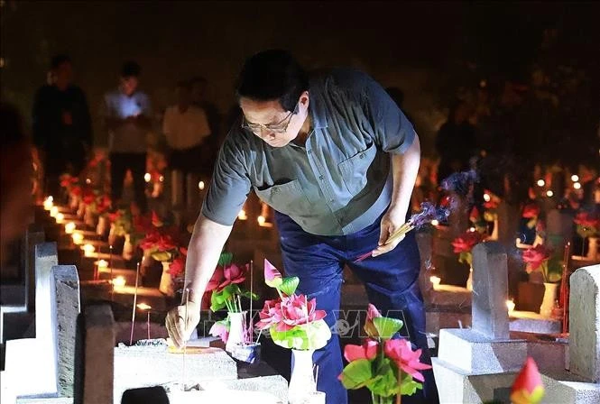 Thủ tướng Phạm Minh Chính thắp nến, hương tri ân các Anh hùng liệt sĩ tại Nghĩa trang Liệt sĩ Quốc gia Trường Sơn.