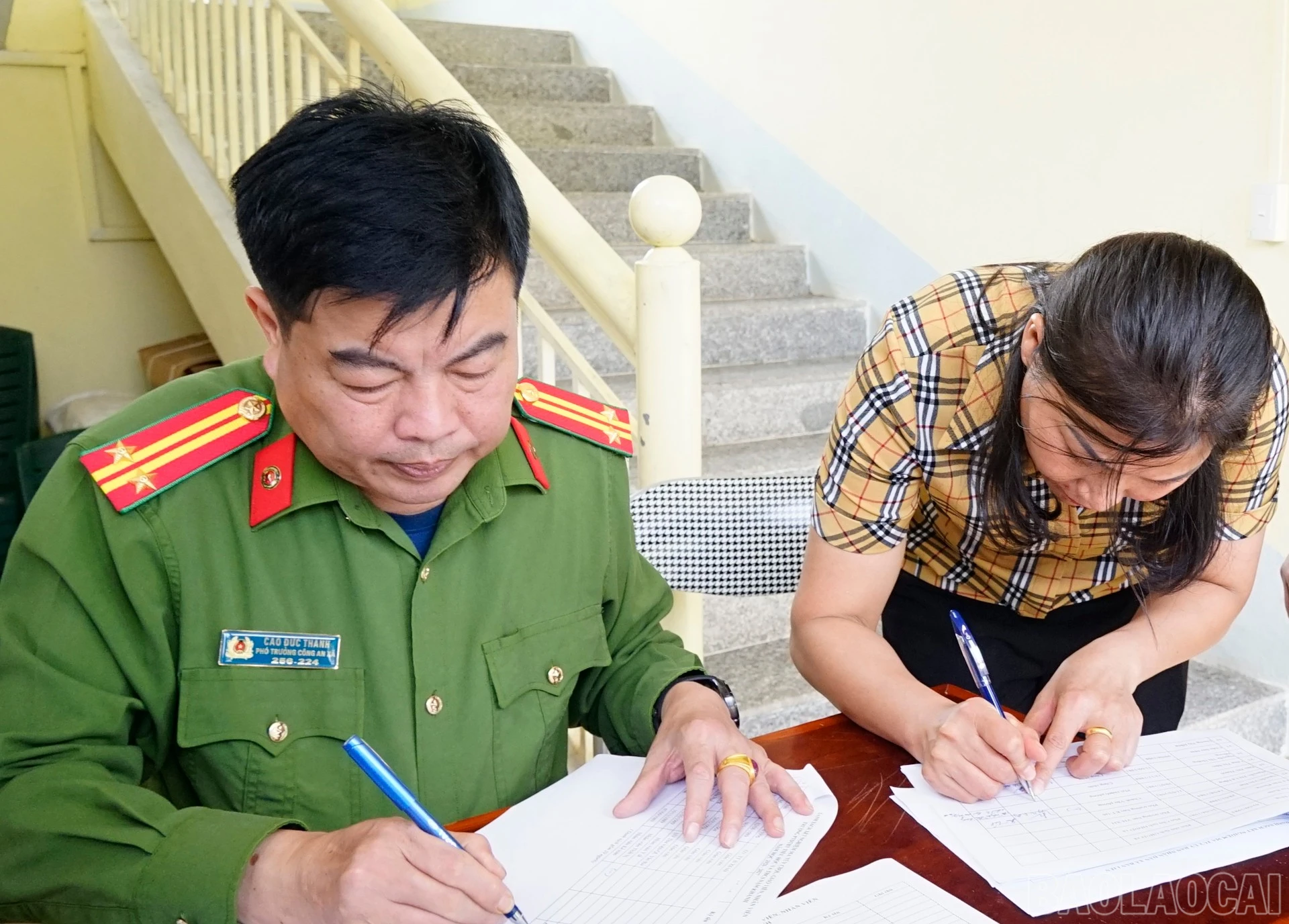 cán bộ, công chức, viên chức ký nhận kết quả.