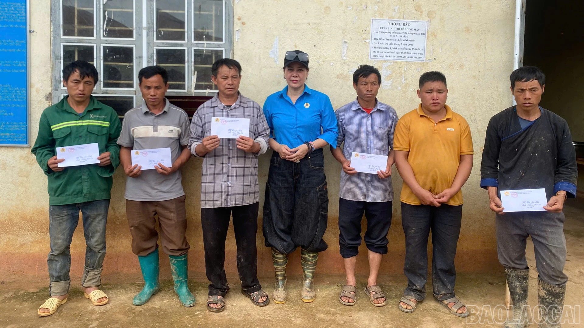 baolaocai-br_nghiep-doan-cho-trao-xuat-qua-ho-tro-cac-gia-dinh.jpg
