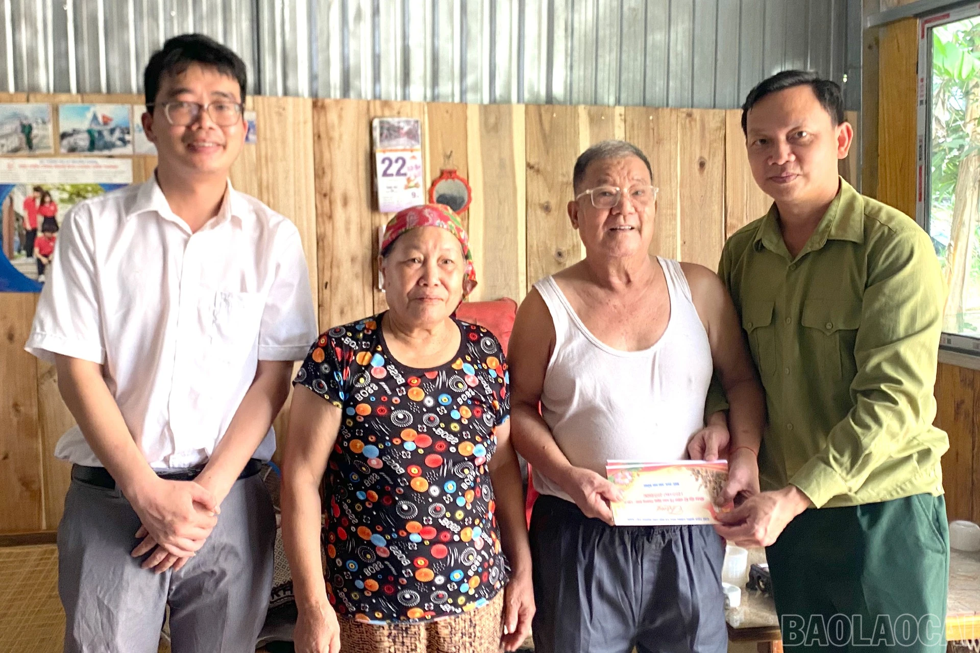 baolaocai-br_bi-thu-dang-uy-xa-nguyen-van-phuong-tham-tang-qua-cac-gia-dinh-chinh-sach.jpg