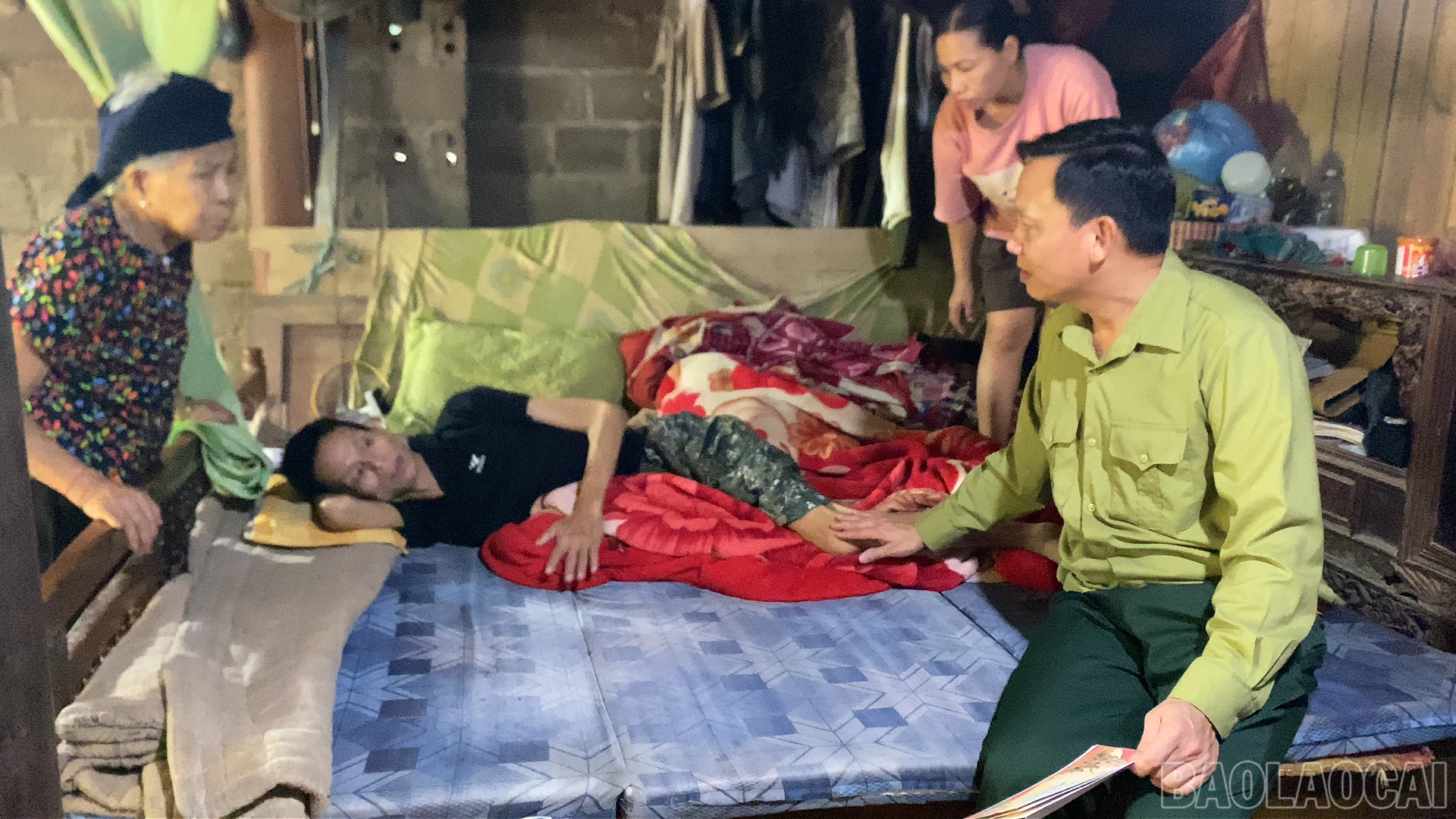 baolaocai-br_bi-thu-dang-uy-xa-nguyen-van-phuong-tham-tang-qua-cac-gia-dinh-chinh-sach-1.png