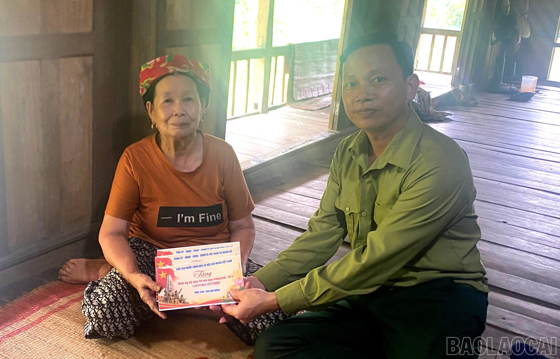 baolaocai-br_bi-thu-dang-uy-xa-nguyen-van-phuong-tham-tang-qua-cac-gia-dinh-chinh-sach-2.jpg