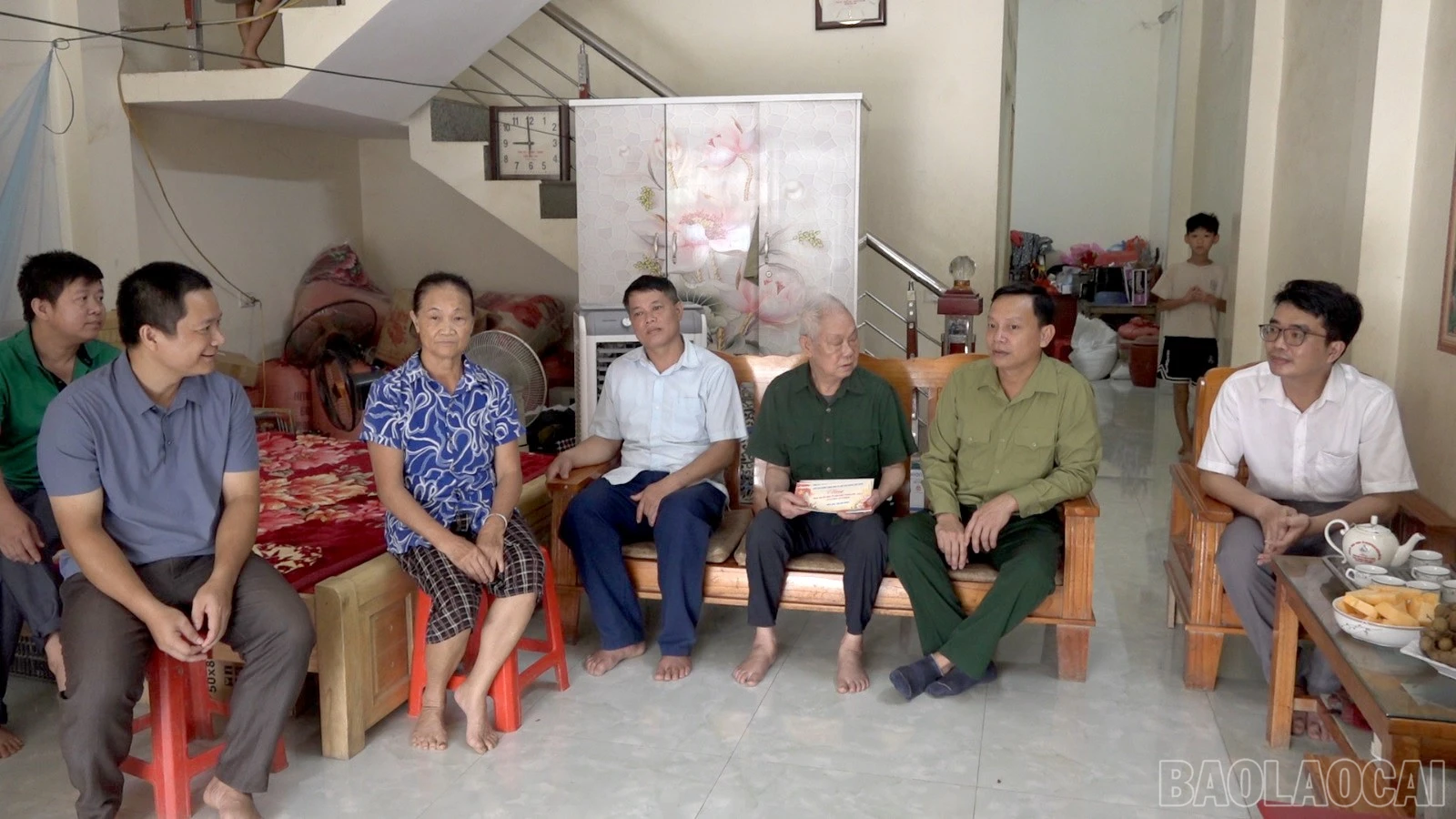 baolaocai-br_bi-thu-dang-uy-xa-nguyen-van-phuong-tham-tang-qua-cac-gia-dinh-chinh-sach-1.jpg