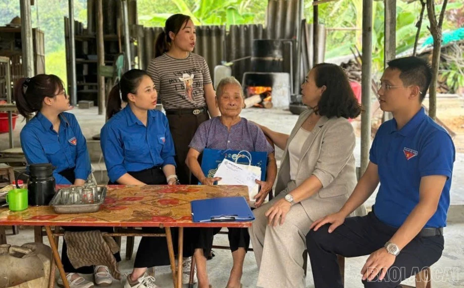 baolaocai-br_doan-thanh-nien-phuong-au-lau-phoi-hop-voi-benh-vien-da-khoa-so-1-tinh-lao-cai-tham-tang-qua-nguoi-co-cong-anh-thanh-nghi-1.jpg