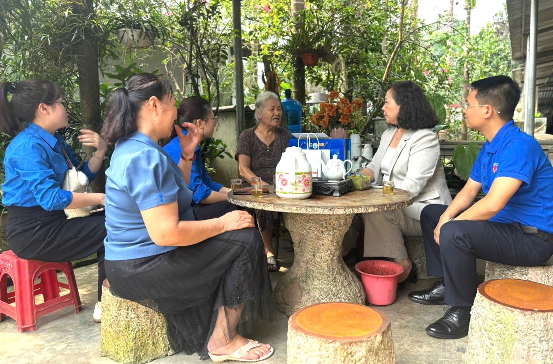 baolaocai-br_doan-thanh-nien-phuong-au-lau-phoi-hop-voi-benh-vien-da-khoa-so-1-tinh-lao-cai-tham-tang-qua-nguoi-co-cong-anh-thanh-nghi-8.jpg