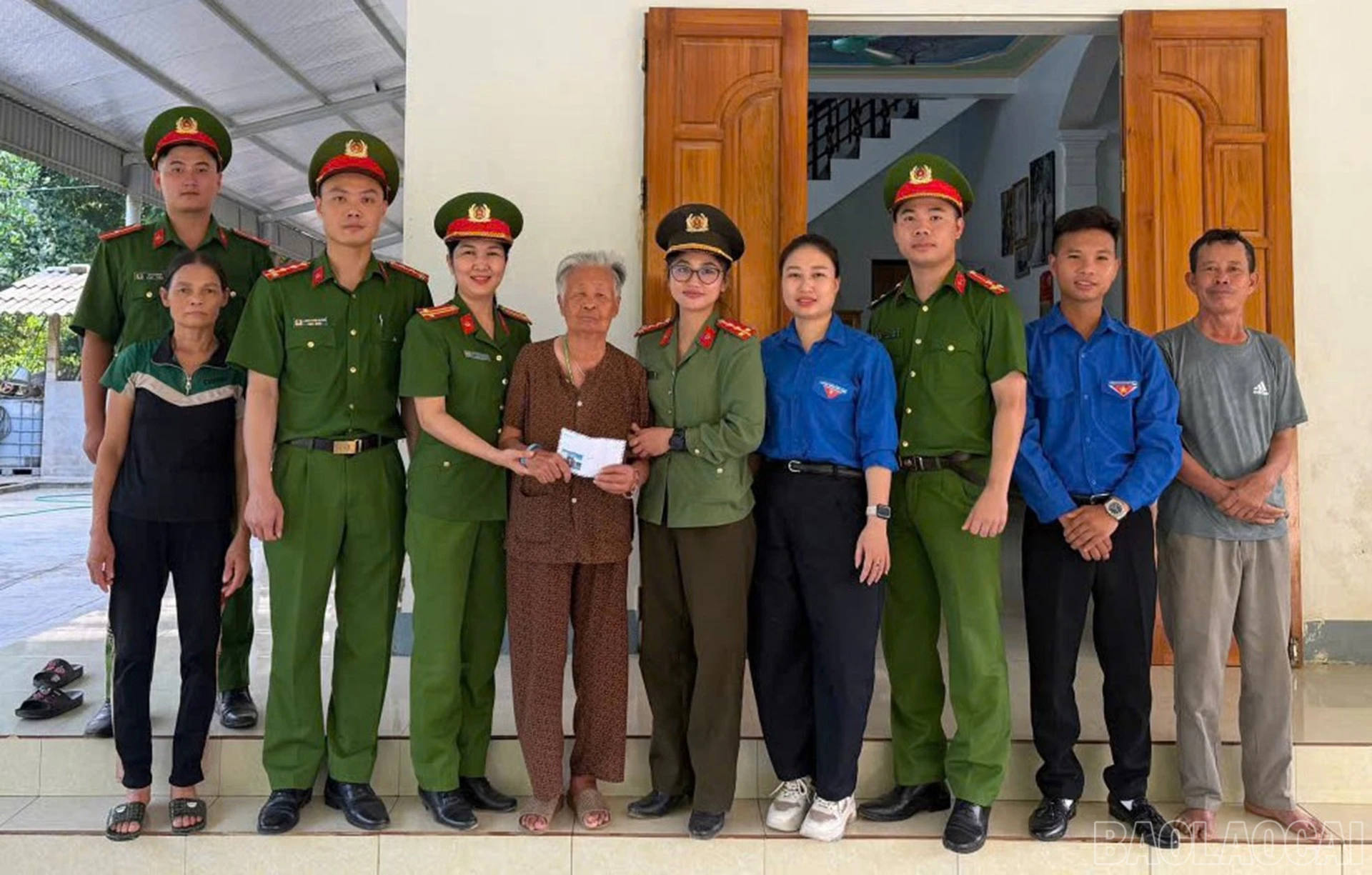 baolaocai-br_doan-thanh-nien-phuong-au-lau-phoi-hop-voi-phong-pc10-cong-an-tinh-lao-cai-trao-tang-qua-dong-vien-gia-dinh-chinh-sach-anh-thanh-nghi-5.jpg