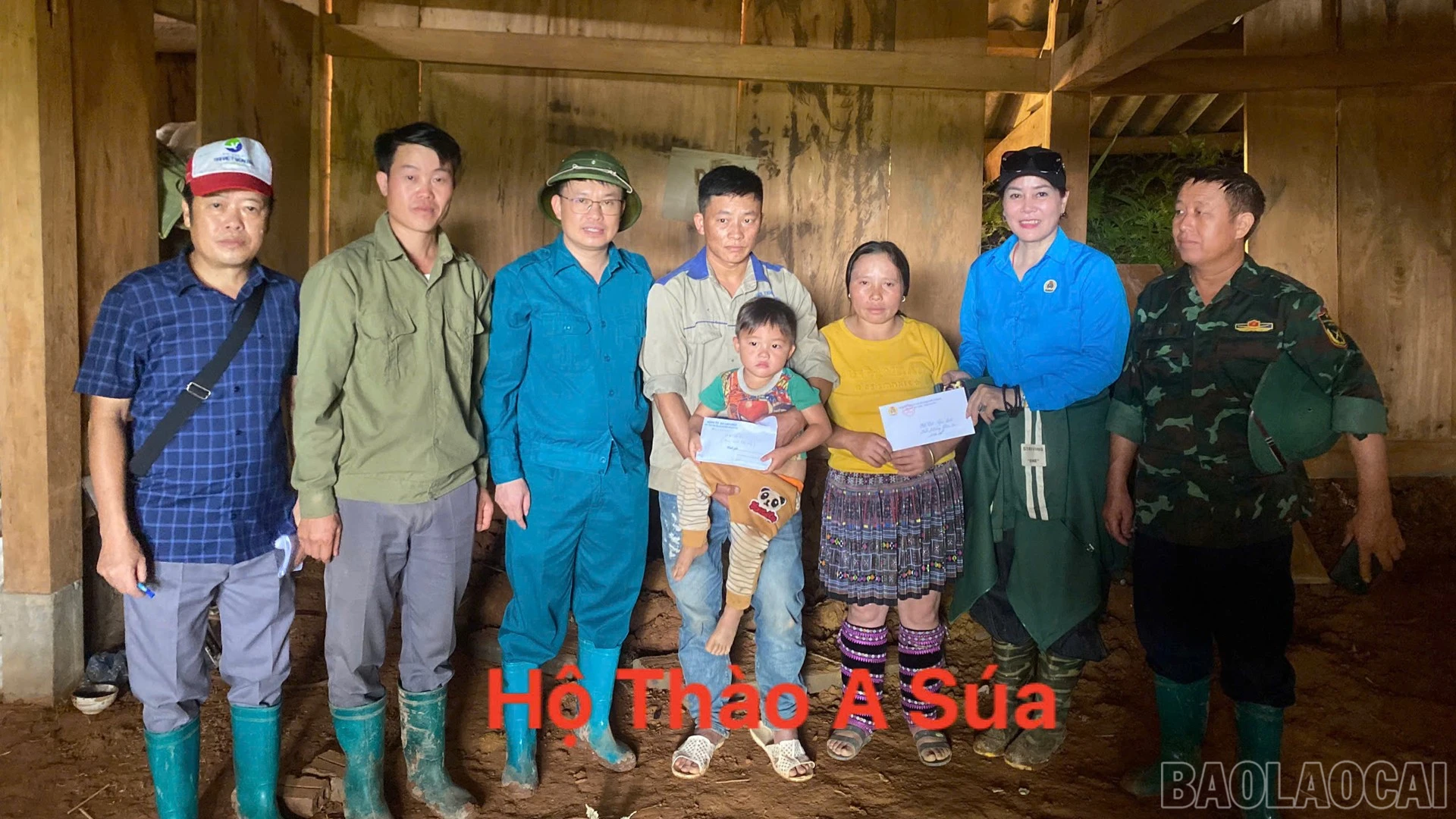 baolaocai-br_doan-trao-qua-ho-tro-cho-gia-dinh.jpg