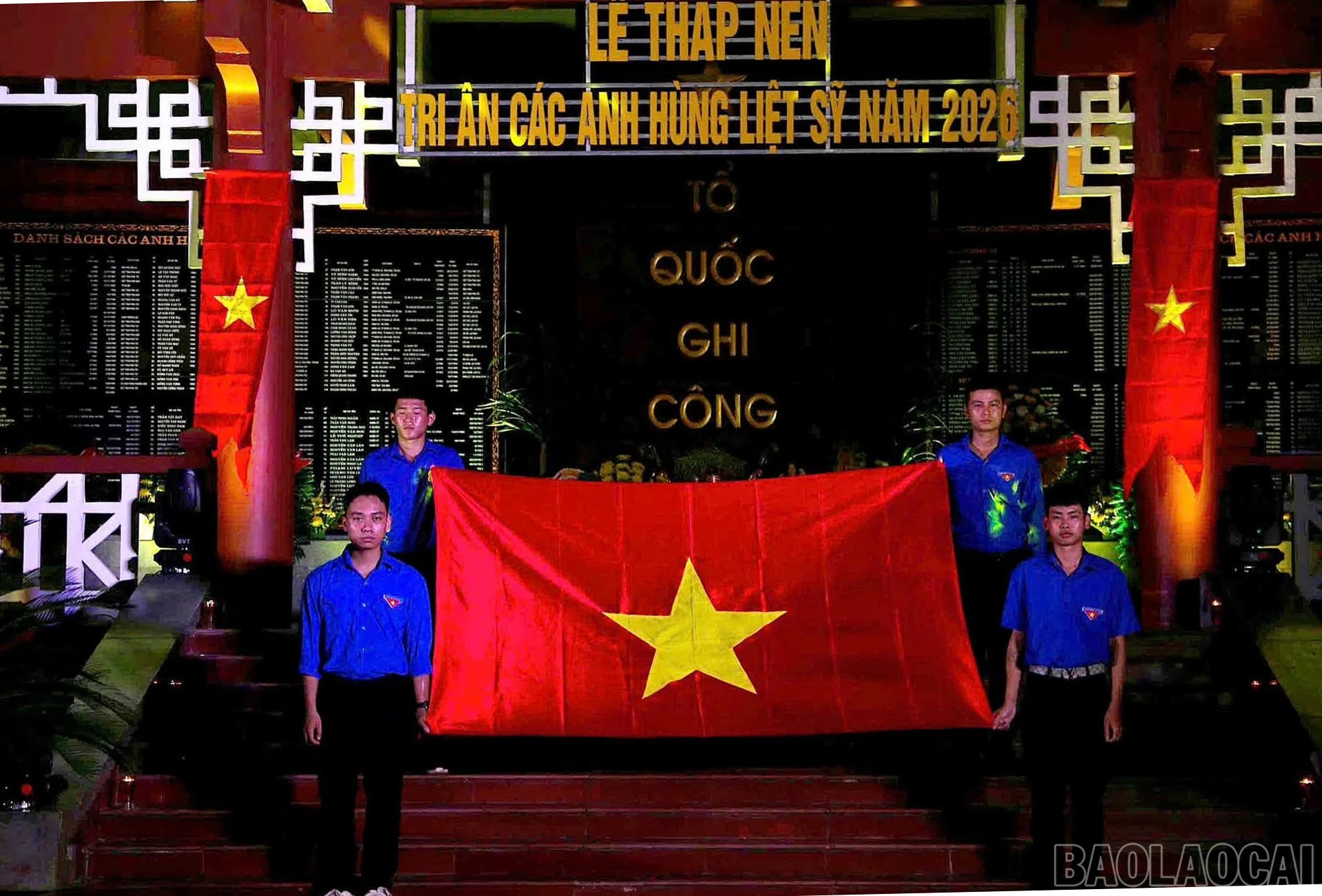 baolaocai-br_cac-dai-bieu-va-nhan-dan-thuc-hien-nghi-thuc-chao-co.jpg