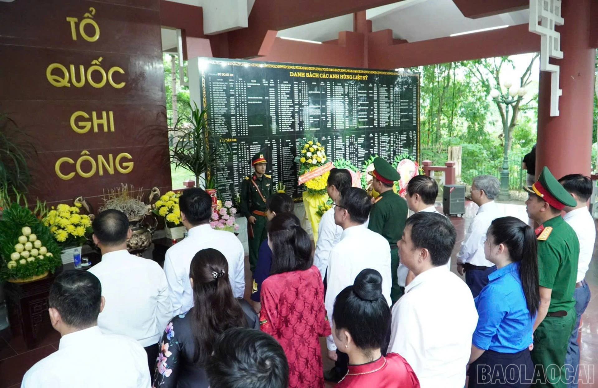 Đoàn đại biểu phường Trung Tâm dâng hương tưởng niệm Chủ tịch Hồ Chí Minh và viếng các Anh hùng liệt sĩ tại các địa chỉ đỏ trên địa bàn.