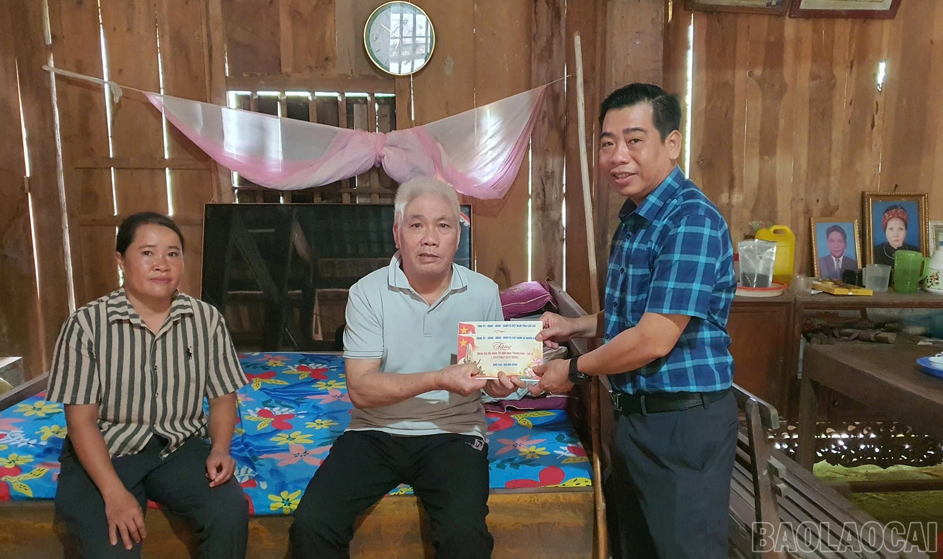 baolaocai-br_chu-tich-ubnd-xa-tham-tang-qua-cac-gia-dinh-chinh-sach-1.jpg
