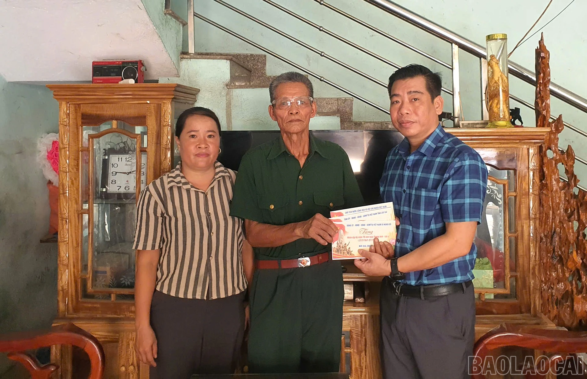 baolaocai-br_chu-tich-ubnd-xa-tham-tang-qua-cac-gia-dinh-chinh-sach-3.jpg