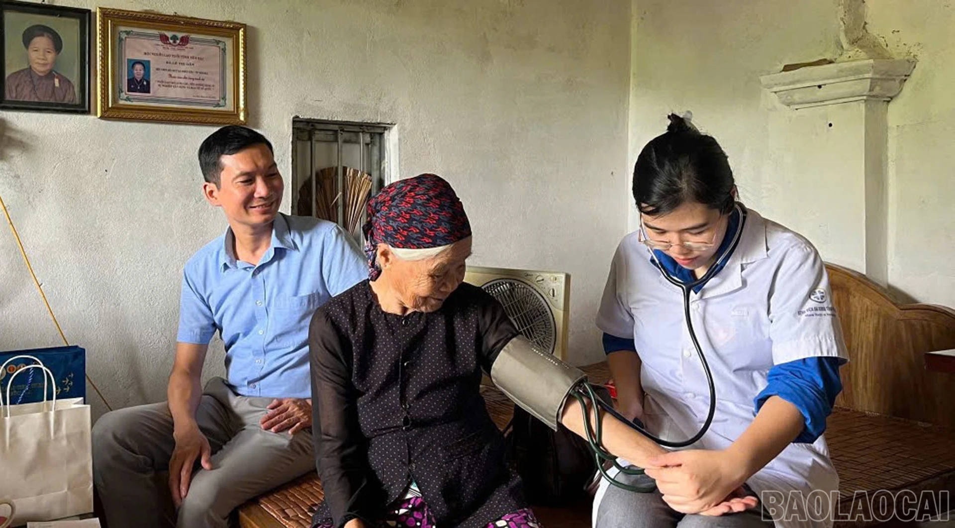 baolaocai-br_can-bo-bac-sy-benh-vien-da-khoa-so-1-tinh-lao-cai-kham-suc-khoe-cho-nguoi-co-cong-tren-dia-ban-phuong-au-lau-anh-thanh-nghi-9.jpg