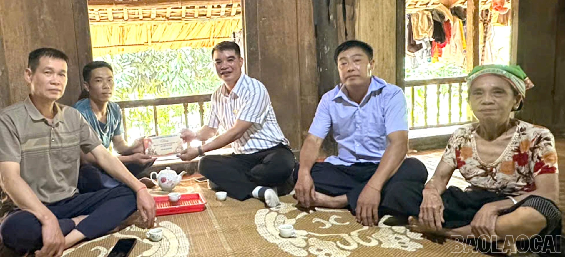 baolaocai-br_pho-bi-thu-thuong-truc-dang-uy-xa-tham-tang-qua-cac-gia-dinh-chinh-sach-1.jpg