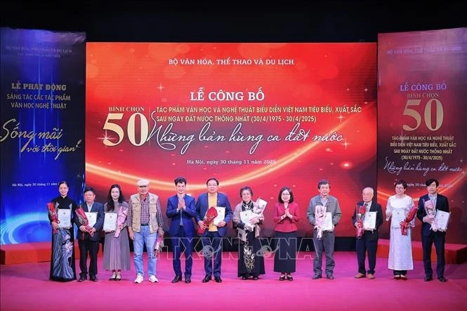 Ông Nguyễn Xuân Bắc, Cục trưởng Cục Nghệ thuật biểu diễn và bà Đoàn Thị Tuyết Nhung, Phó Tổng giám đốc TTXVN trao hoa, chứng nhận cho các tác giả tác phẩm Âm nhạc được bình chọn.