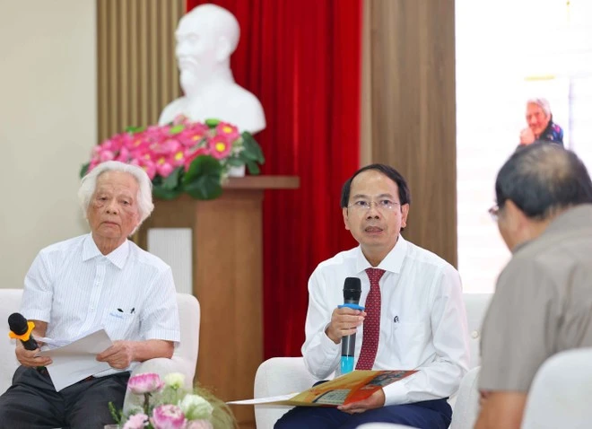 Phó giáo sư, Tiến sỹ Nguyễn Văn Tùng, Phó Tổng biên tập Nhà xuất bản Giáo dục Việt Nam giao lưu với các tác giả và khách mời.