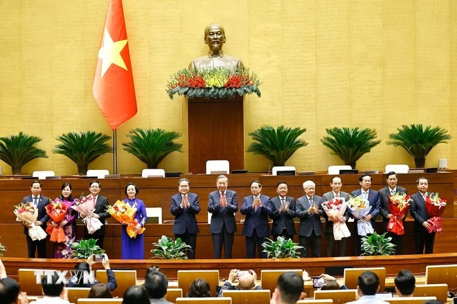 Tổng Bí thư Tô Lâm, Thủ tướng Phạm Minh Chính, Chủ tịch Quốc hội Trần Thanh Mẫn và các đồng chí lãnh đạo Đảng, Nhà nước tặng hoa chúc mừng các Phó Thủ tướng, Bộ trưởng và các Chủ nhiệm Ủy ban của Quốc hội.