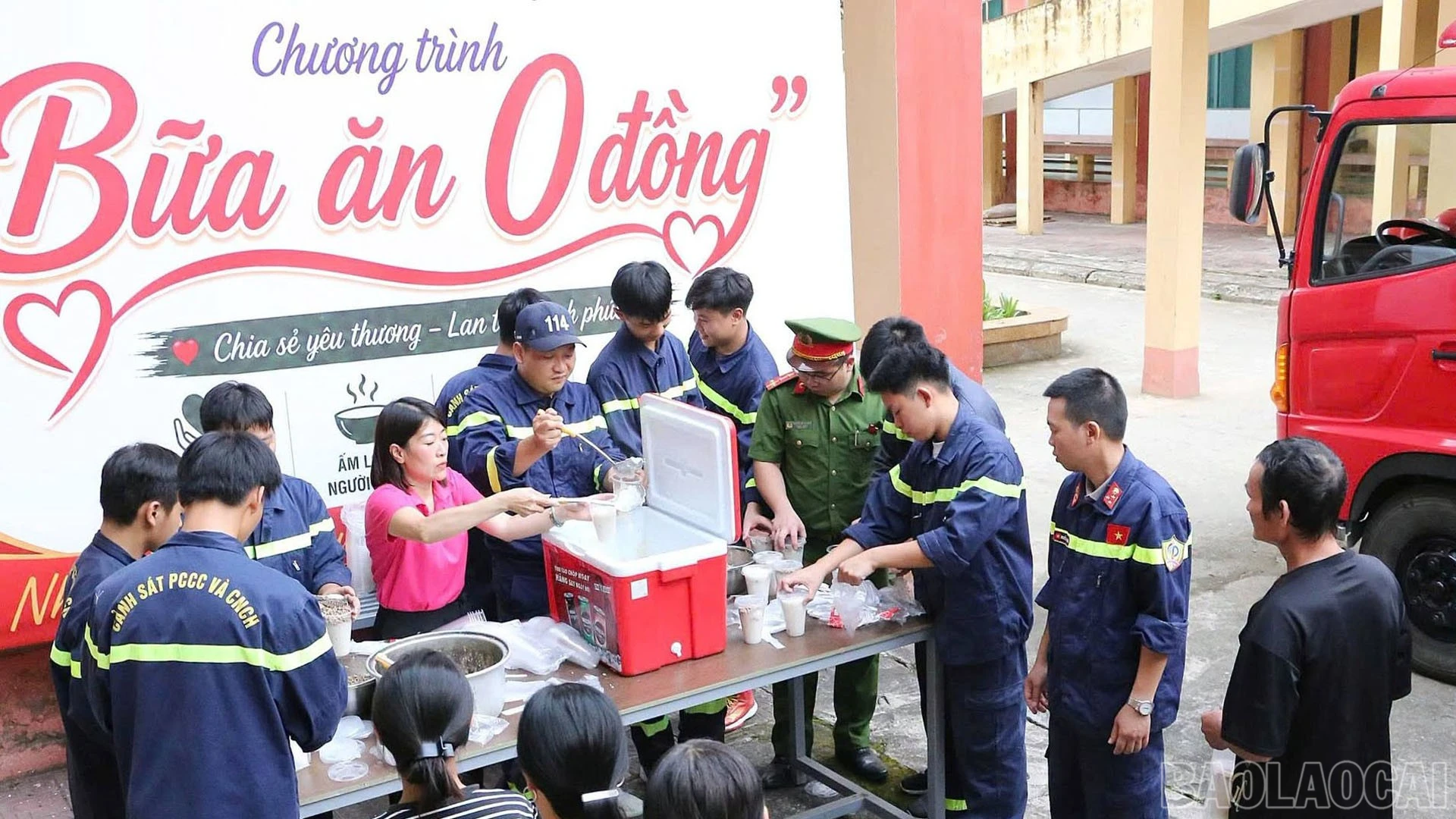 baolaocai-br_ngay-tu-sang-som-benh-nhan-va-nguoi-nha-benh-nhan-xep-hang-doi-lay-chao.jpg